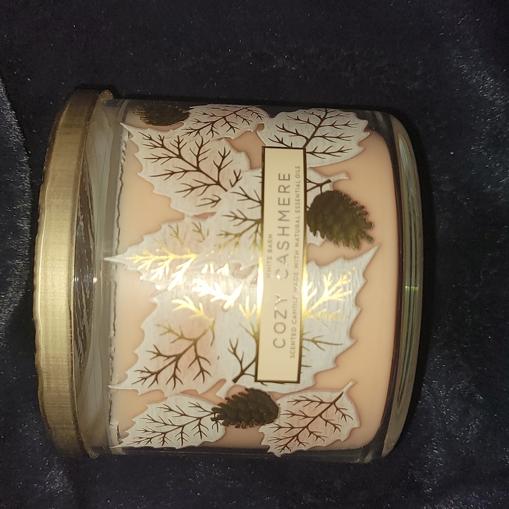 Bath & Body Works Candle White Barn "Cozy Cashmere"
